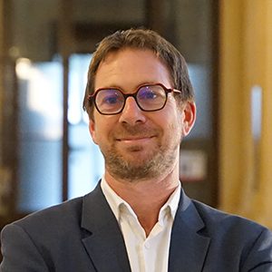 Photo de profil de Damien Vessereau souriant en costume