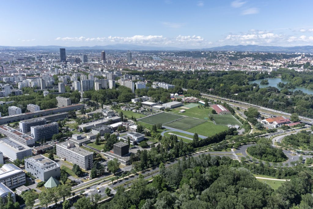 Vue aérienne de lyon avec le Parc de la Tête d'Or à droite et le quartier des affaires en fond