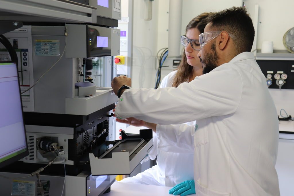 Deux ingénieurs en train de configurer une machine