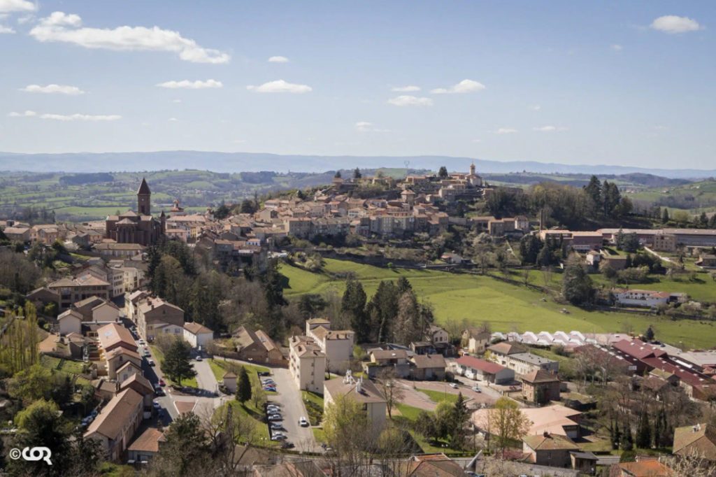 Vue aérienne d'un village aux abords de Lyon nommé Thizy-Les-Bourgs