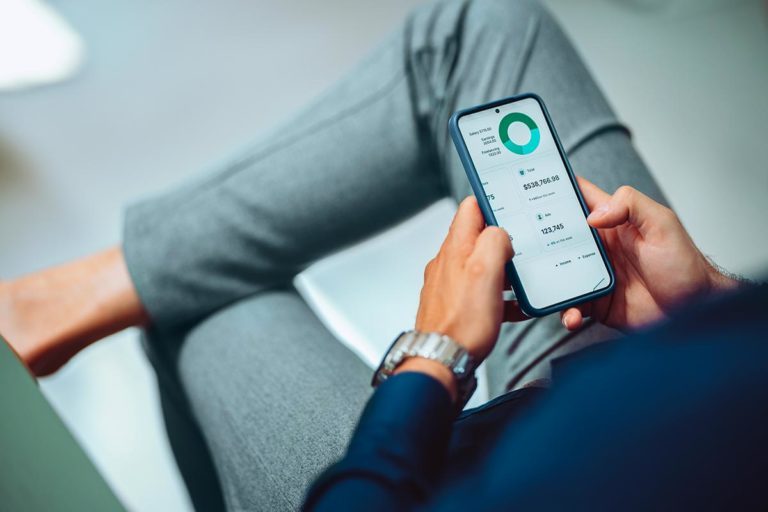 Téléphone portable affichant une application bancaire