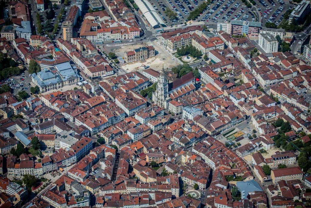 Vue aérienne d'une ville de l'agglomération du Grand Bourg lyonnais
