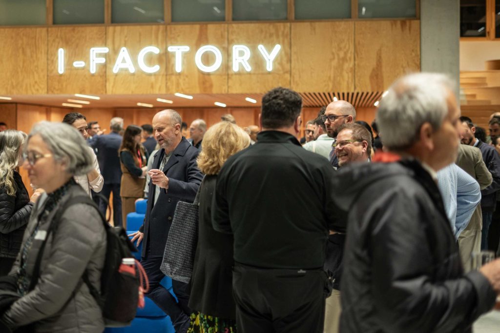 Rassemblement de personnes avec le logo "I-Factory" en led