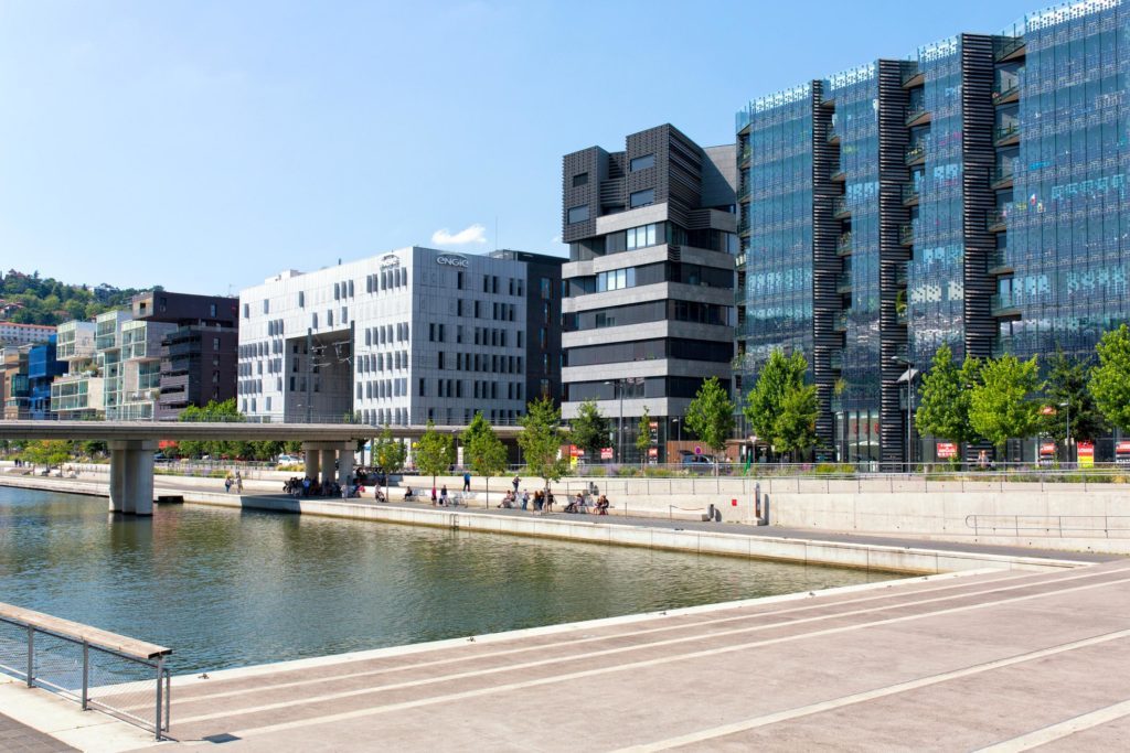 Immeubles récents qui font face au centre commercial de Confluence