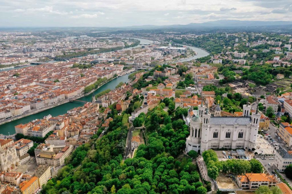 Photo de Lyon prise par drône surplombant la cathédrale de Fourvière