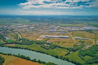 Photo aérienne du Rhône et de la zone industrielle de la Plaine de l'Ain