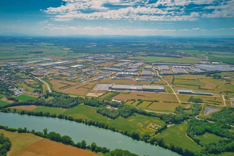 Photo aérienne du Rhône et de la zone industrielle de la Plaine de l'Ain