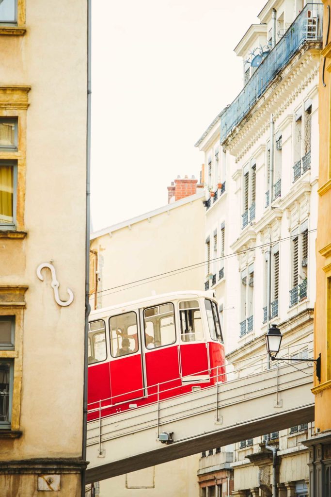 Funiculaire qui traverse les pentes du vieux Lyon