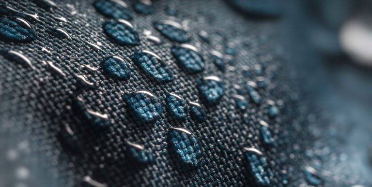 Textile imperméable avec des gouttes qui ruissellent dessus