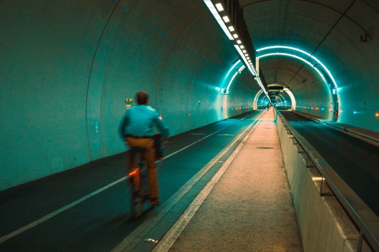 Personne qui roule à vélo dans le tunnel Vivier-Merle