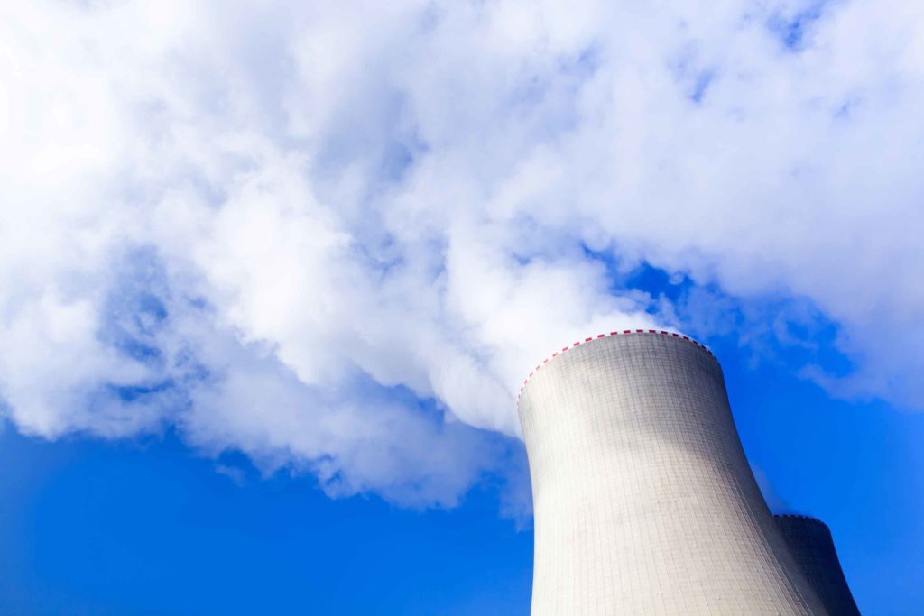 Fumée blanche qui sort de la tour d'une centrale nucléaire