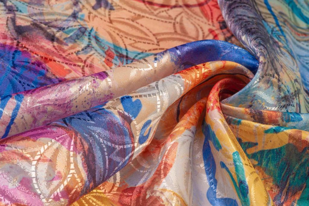 Textile en soie avec des motifs multicolors
