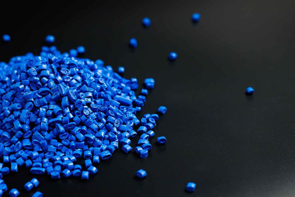 Tas de petits bouts de plastique bleus