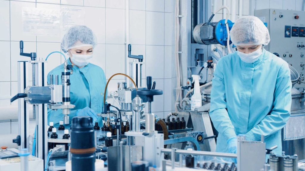 Personnes en blouses dans un laboratoire