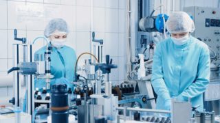 Personnes en blouses dans un laboratoire