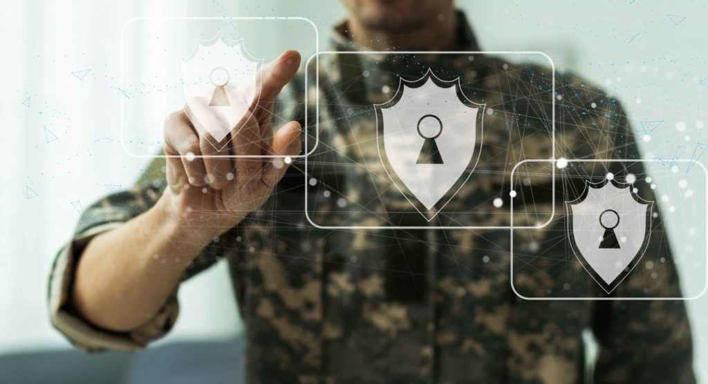 Personne qui clique sur un tableau transparent