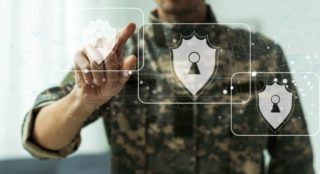 Personne qui clique sur un tableau transparent