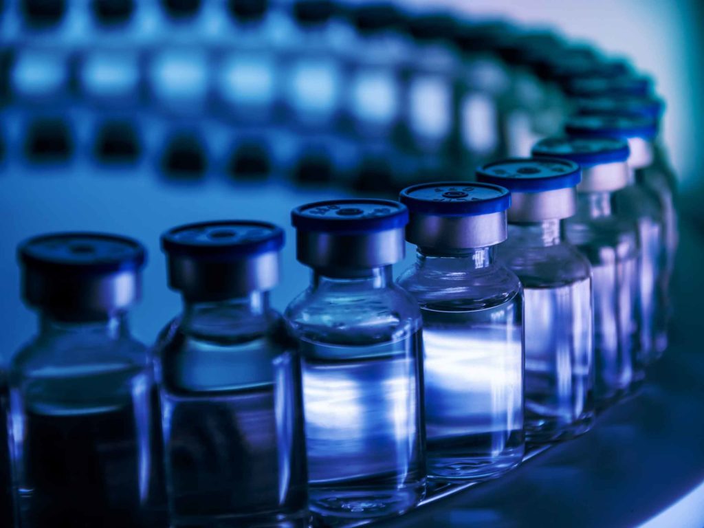 Rangée de fioles sur une chaîne de production
