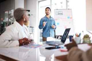 Homme entrain de présenter une stratégie marketing lors d'une réunion