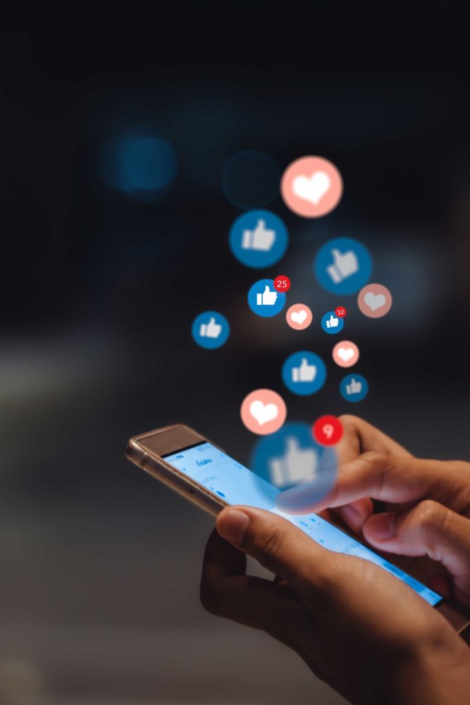 Notifications digitalisées qui sortent d'un smartphone