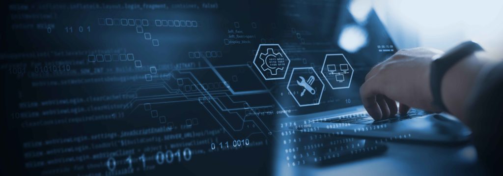 Personnes qui tape sur un clavier d'ordinateur