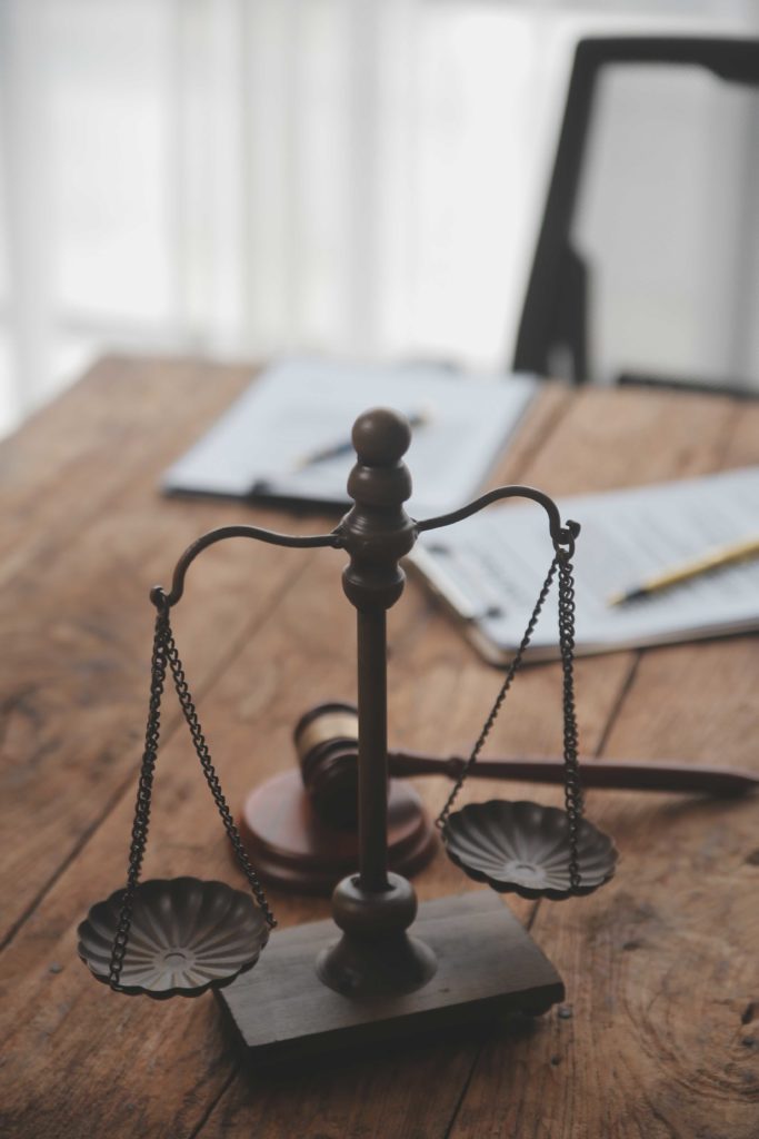 Balance de la justice posée sur un bureau