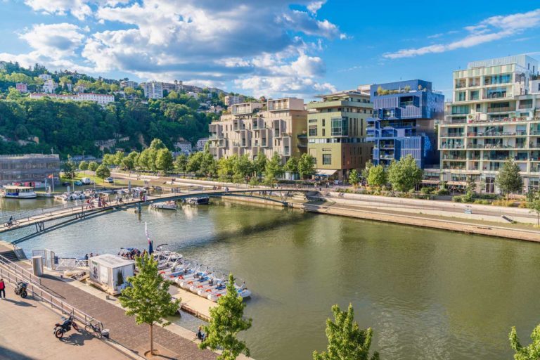 Immeubles fabriqués en construction durable sur la place nautique face au centre commercial de Confluence