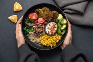 Bol de salade végétarienne colorée