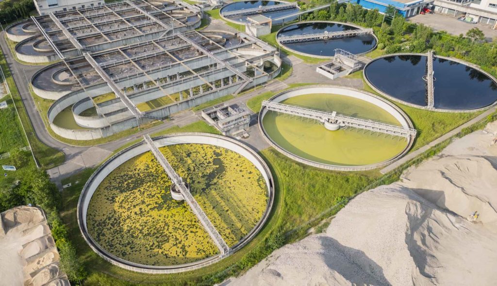 Grandes cuves d'une usine de traitement des eaux usées