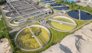 Grandes cuves d'une usine de traitement des eaux usées