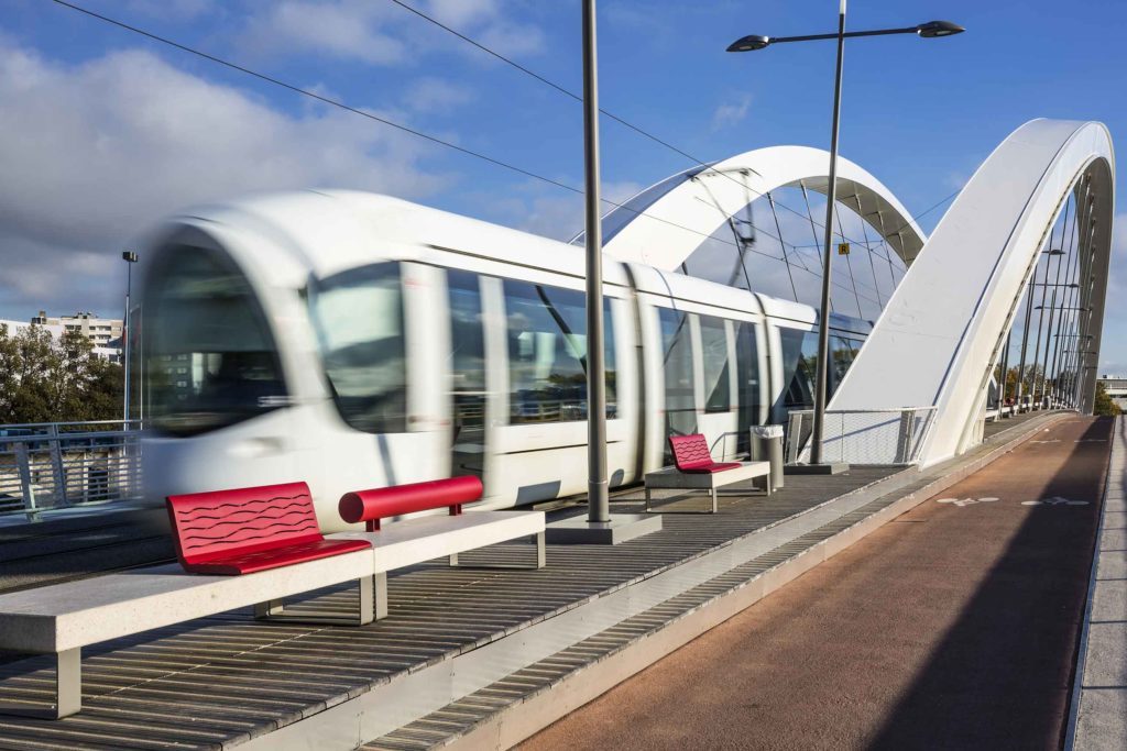 Pont Raymond Barre avec un tram qui passe dessus