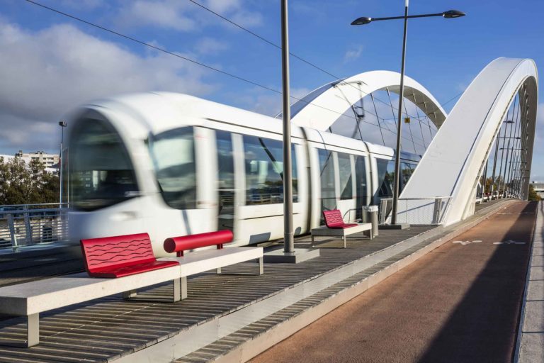 Pont Raymond Barre avec un tram qui passe dessus
