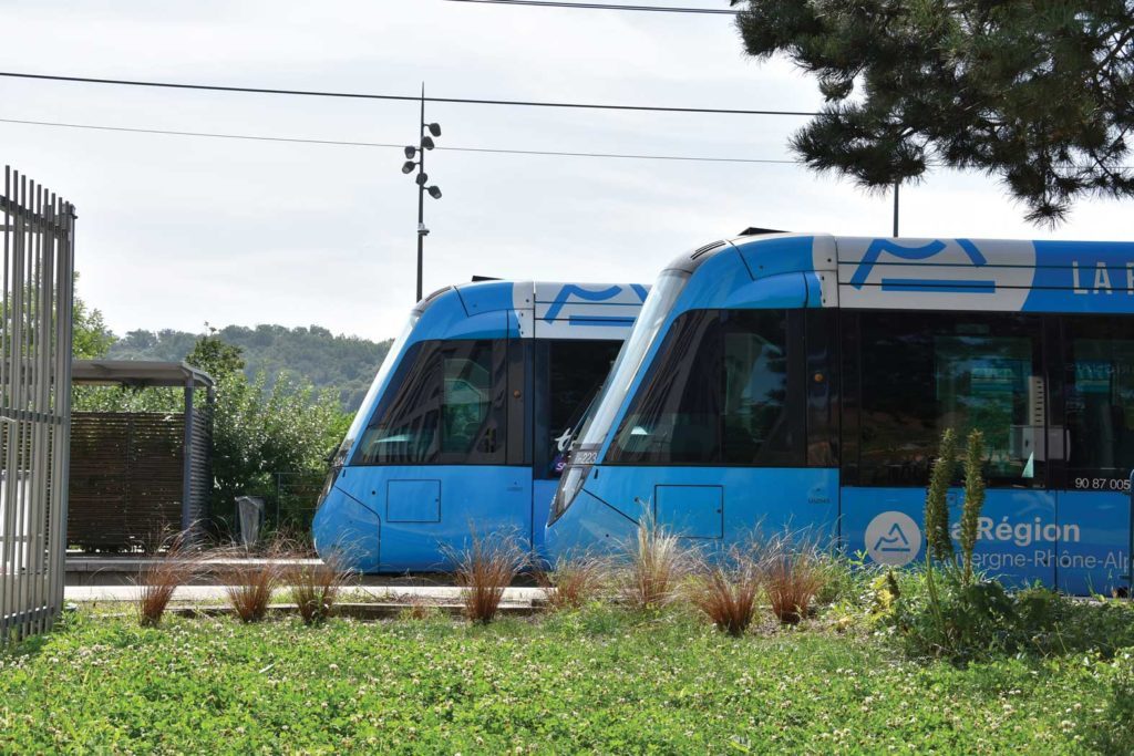 Deux tram trains bleux de la région Auvergne-Rhône-Alpes