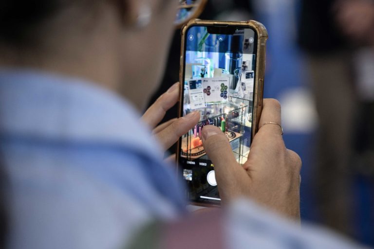 Personne en train de prendre une vitrine en photo