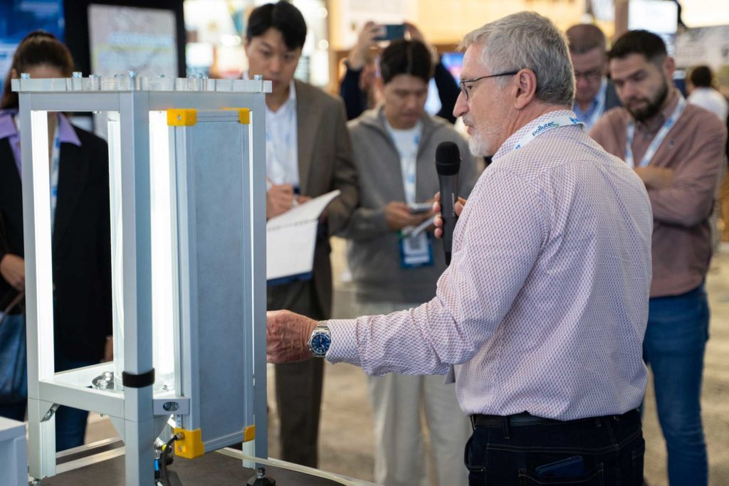 Homme en train de faire la présentation d'une machine